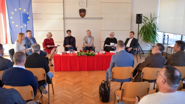 Znižali bi davke, dodatno dvignili plače v javnem sektorju, brez odgovora, kje bodo vzeli za ohranitev socialne države