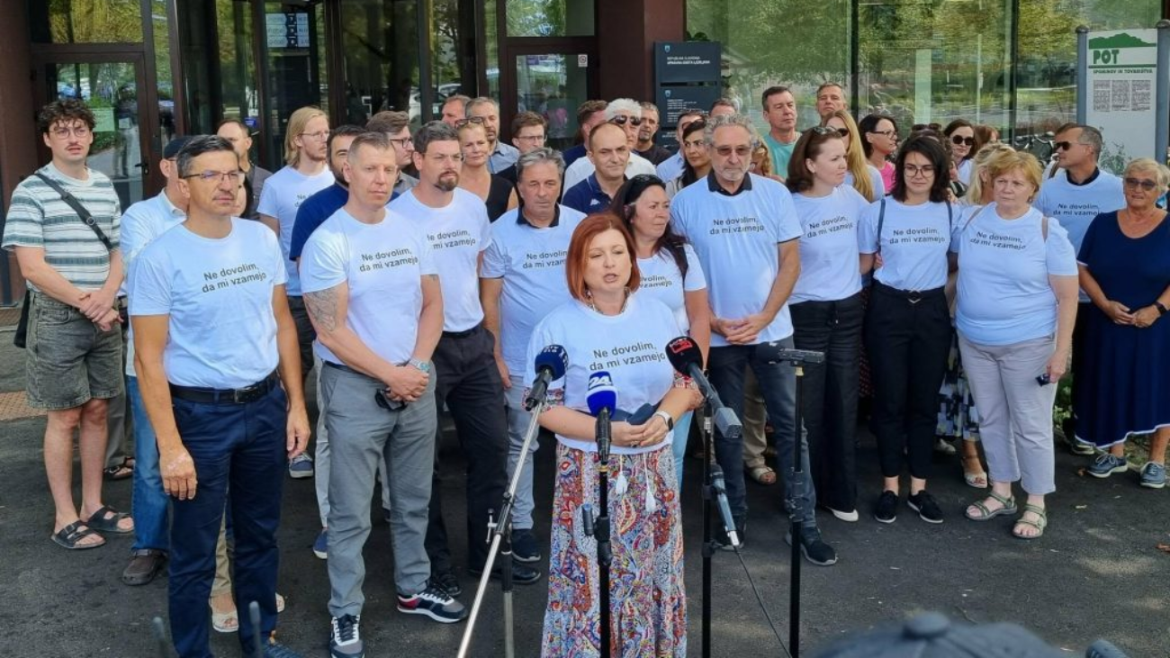 Šest reprezentativnih sindikalnih central so začeli zbirati 40000 overjenih podpisov za razpis zakonodajnega referenduma o interventnem zakonu