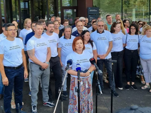 Šest reprezentativnih sindikalnih central so začeli zbirati 40000 overjenih podpisov za razpis zakonodajnega referenduma o interventnem zakonu