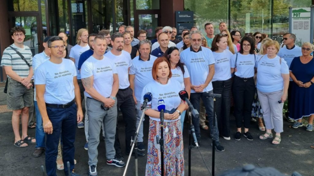 Šest reprezentativnih sindikalnih central so začeli zbirati 40000 overjenih podpisov za razpis zakonodajnega referenduma o interventnem zakonu
