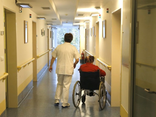 Sindikati opozarjajo na pasti nove ureditve dolgotrajne oskrbe