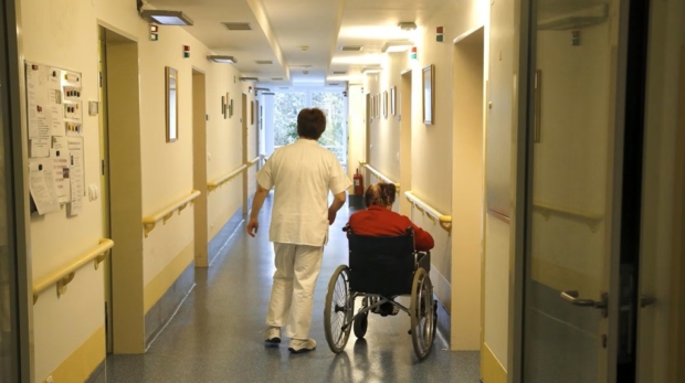 Sindikati opozarjajo na pasti nove ureditve dolgotrajne oskrbe